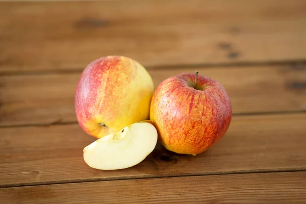 Manzanas rojas maduras sobre mesa de madera — Foto de Stock