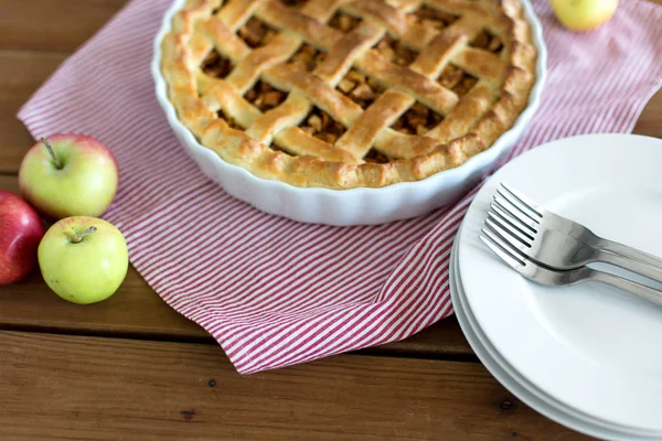 Tarta de manzana en molde para hornear sobre mesa de madera Fotos de stock