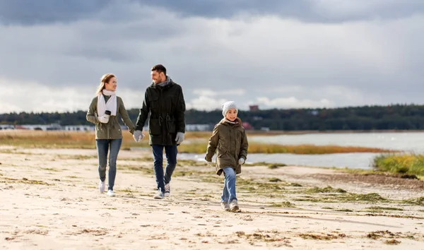 Famille heureuse marchant le long de la plage d'automne — Photo
