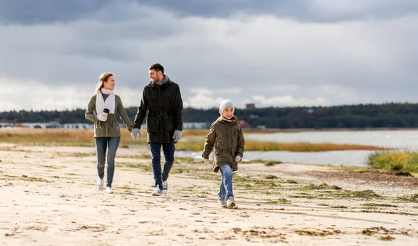 Wandelen langs herfst strand en gelukkige familie — Stockfoto