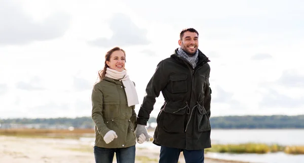 Pareja caminando a lo largo de la playa otoño — Foto de Stock