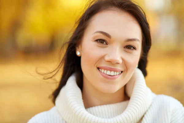 Porträt einer glücklichen jungen Frau im Herbstpark — Stockfoto