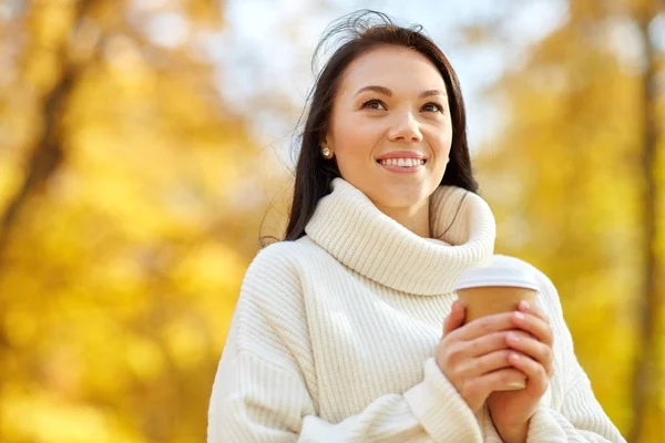 Mujer beber café para llevar en el parque de otoño —  Fotos de Stock