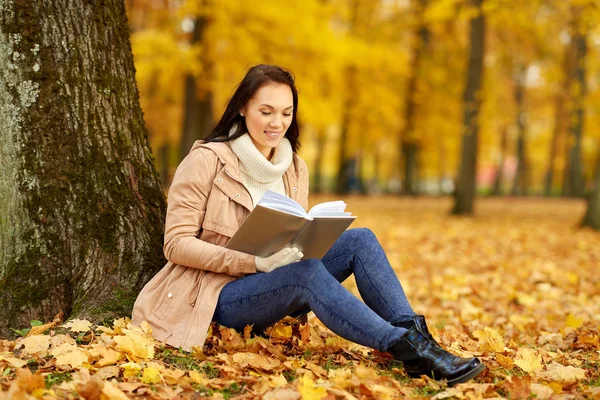 Γυναίκα ανάγνωση βιβλίο στο πάρκο φθινόπωρο — Φωτογραφία Αρχείου