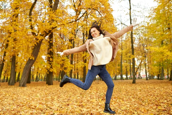 สาวสวยมีความสุขในสวนฤดูใบไม้ร่วง — ภาพถ่ายสต็อก