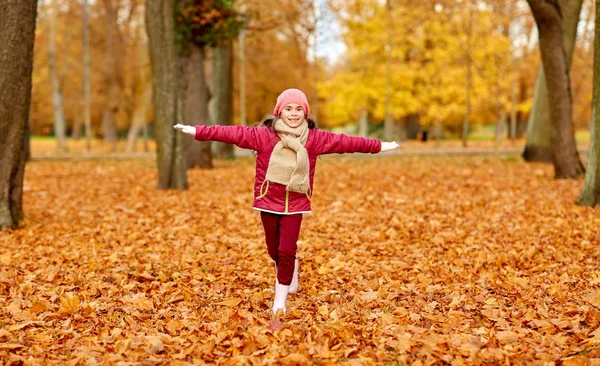 Счастливая девочка, бегущая в осеннем парке — стоковое фото