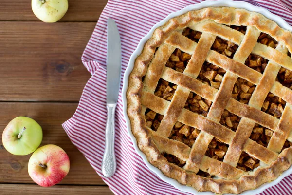 Primer plano de pastel de manzana en molde para hornear y cuchillo — Foto de Stock