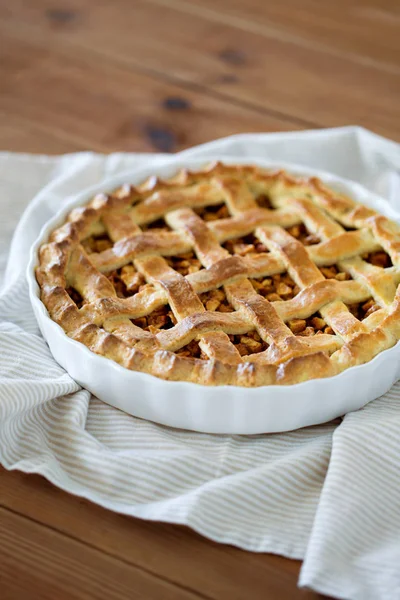 Primer plano de pastel de manzana en el molde en la mesa de madera — Foto de Stock