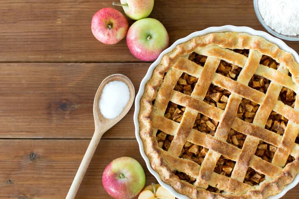 Gros plan de tarte aux pommes sur une table en bois — Photo