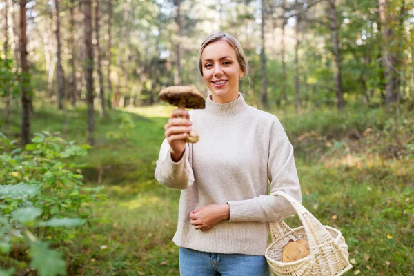 Giovane donna con fungo nella foresta autunnale — Foto Stock