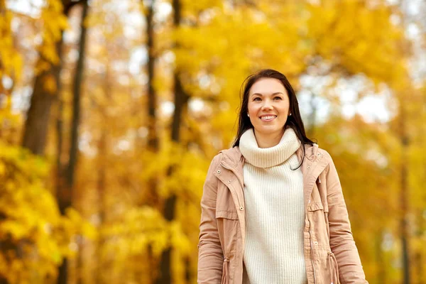 Bella giovane donna felice sorridente nel parco autunnale — Foto Stock