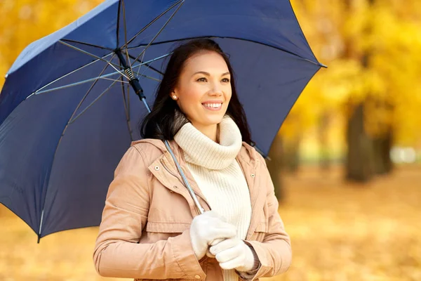 Happy woman with umbrella in autumn park — Stock Photo, Image