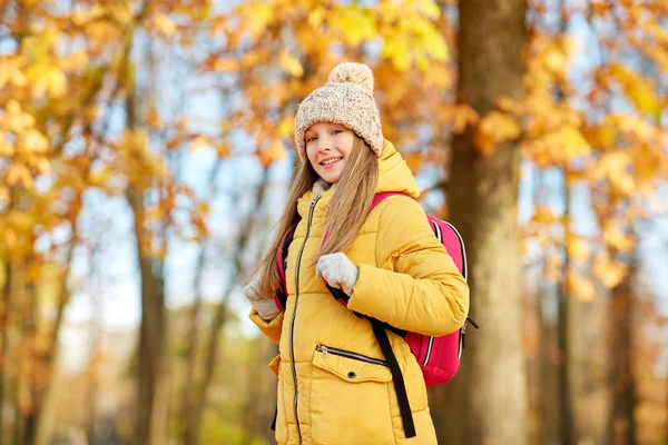 Menina estudante feliz com saco escolar no parque de outono — Fotografia de Stock