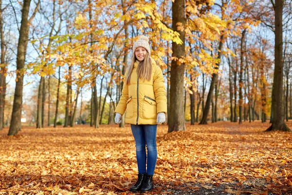 秋の公園で幸せな女の子 — ストック写真