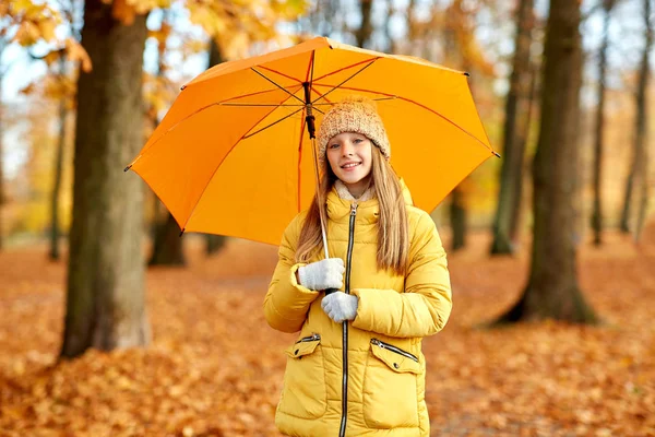 Glückliches Mädchen mit Regenschirm im Herbstpark — Stockfoto
