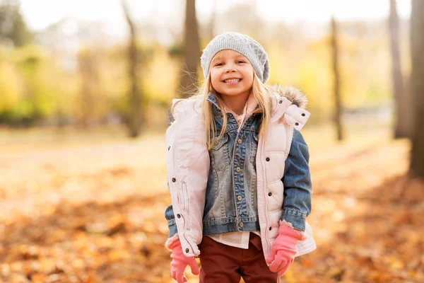Szczęśliwa dziewczyna w jesiennym parku — Zdjęcie stockowe