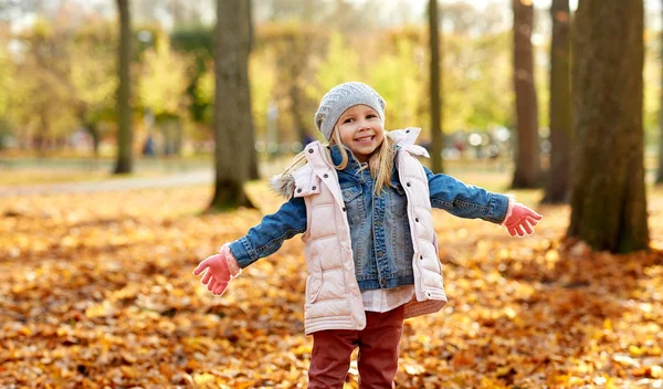 Bambina felice al parco autunnale — Foto Stock