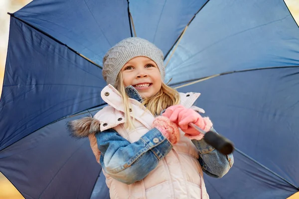 Gelukkig klein meisje met paraplu in de herfst park Stockafbeelding