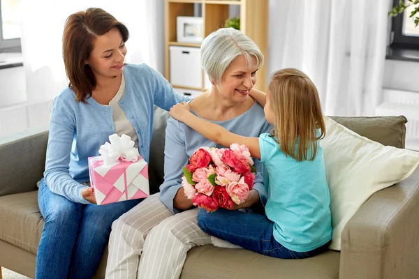 Enkelin umarmt und grüßt Großmutter — Stockfoto