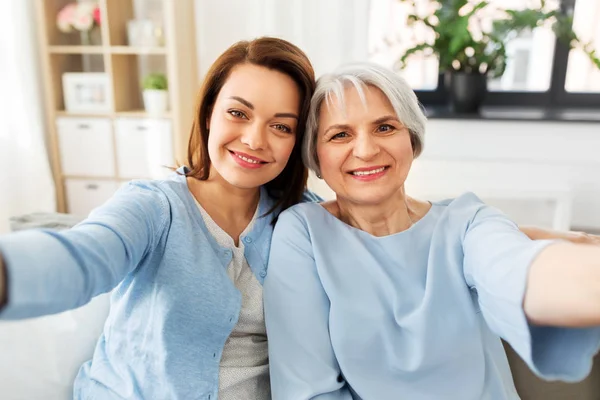 Senior moeder en volwassen dochter nemen selfie — Stockfoto