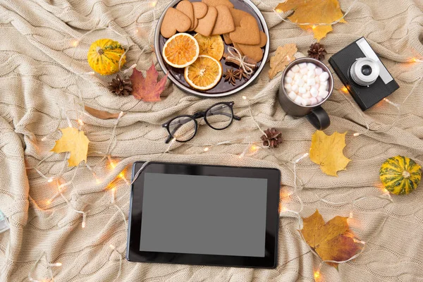 Ordinateur tablette, chocolat chaud et feuilles d'automne — Photo