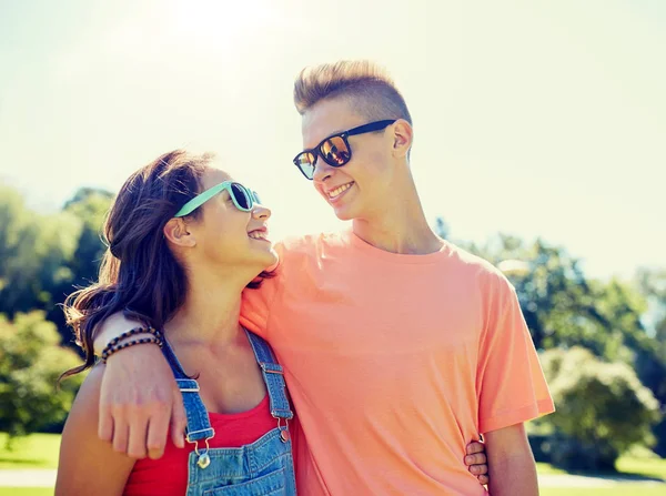 Gelukkige tiener paar kijken elkaar in park — Stockfoto