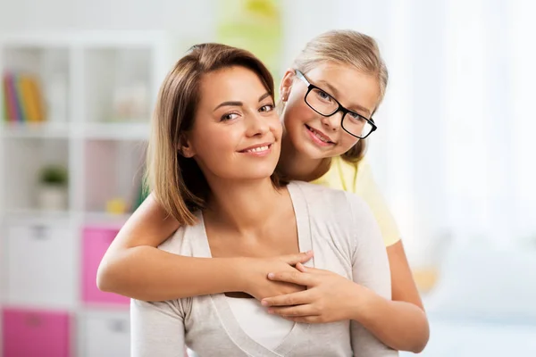 Retrato de mãe e filha felizes em casa — Fotografia de Stock