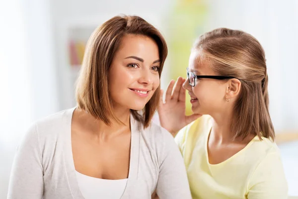 Gelukkige dochter fluisteren geheim aan haar moeder — Stockfoto