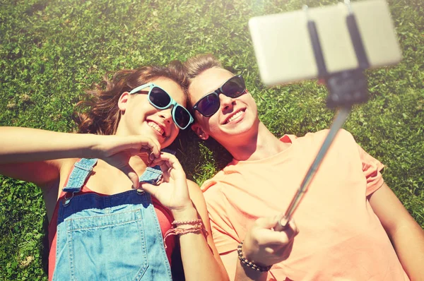Feliz pareja tomando selfie en el teléfono inteligente en verano — Foto de Stock