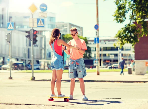 Coppia adolescente equitazione skateboard sulla strada della città — Foto Stock