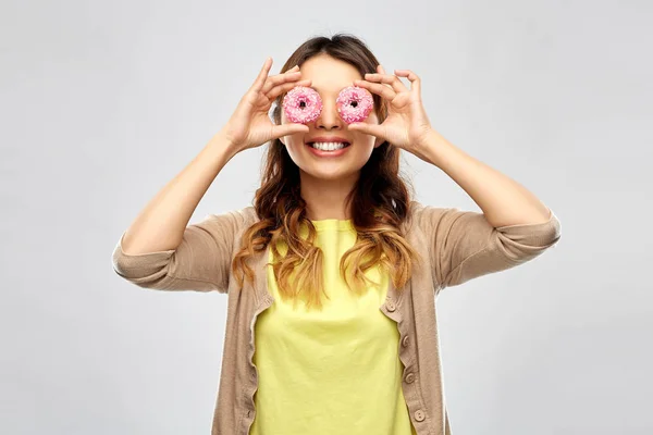 Glücklich asiatische Frau mit Augen von Donuts — Stockfoto