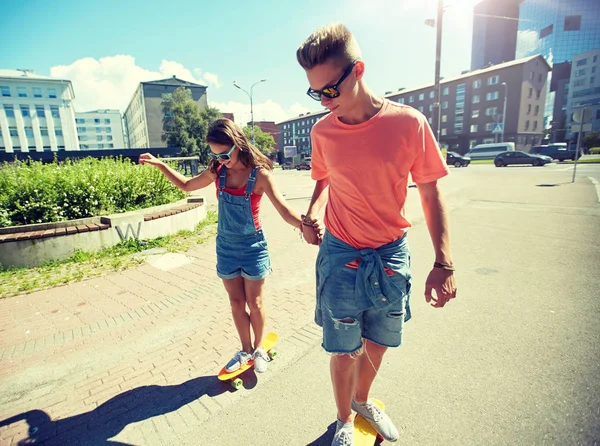 Dospívající pár na koni skateboardy na ulici — Stock fotografie