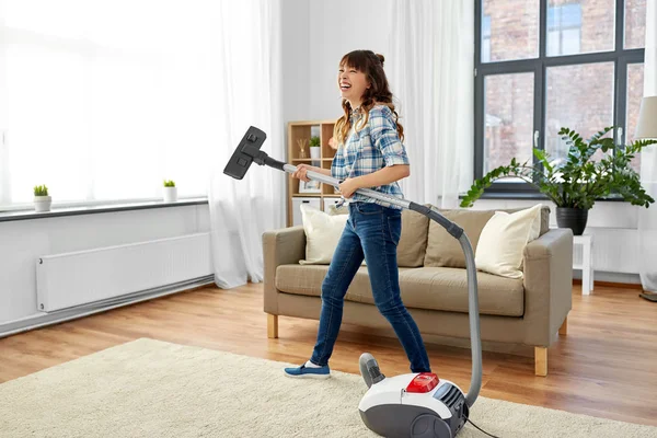 Evde eğlenmek elektrik süpürgesi ile asyalı kadın — Stok fotoğraf