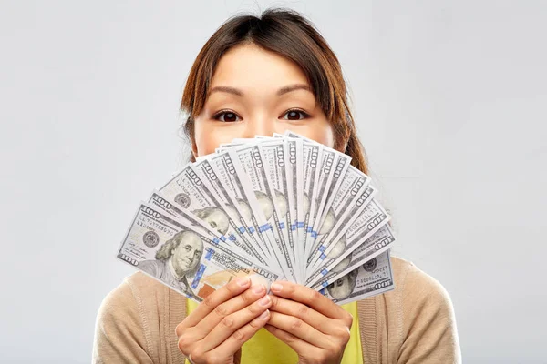Azjatycka kobieta z setkami dolarów pieniądze — Zdjęcie stockowe