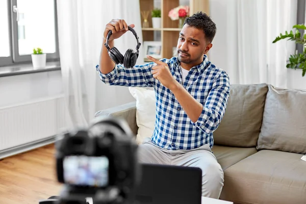 Blogger masculino con auriculares videoblogging en casa — Foto de Stock