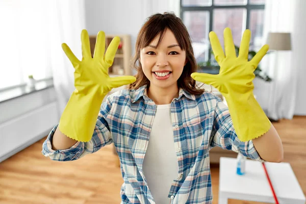 Mujer asiática con guantes de goma protectora en — Foto de Stock