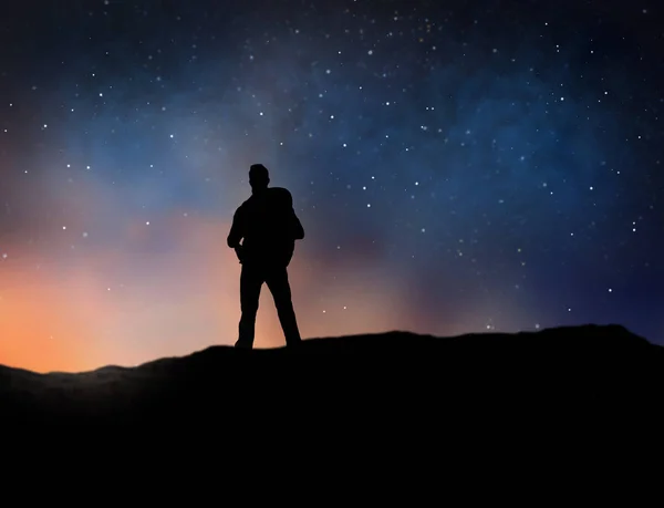 Мандрівник стоїть на краю над нічним небом — стокове фото