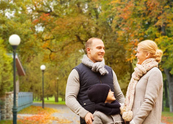 Familia feliz en el parque de otoño —  Fotos de Stock