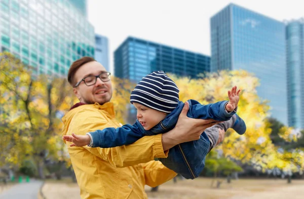 Vater und Sohn amüsieren sich in der Tokioter Herbststadt — Stockfoto
