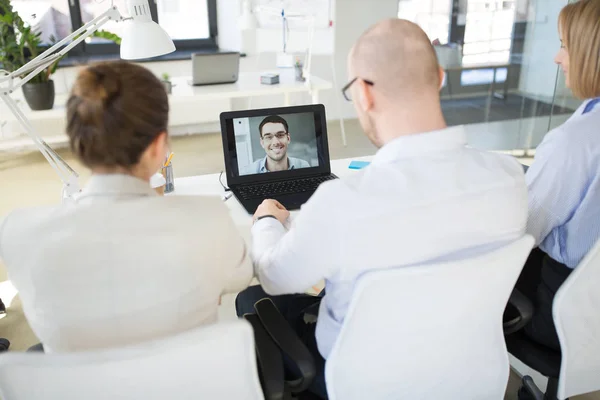 Team aziendale con videoconferenza in ufficio — Foto Stock