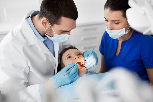 Tandarts controleren voor kid tanden bij tandheelkundige kliniek — Stockfoto