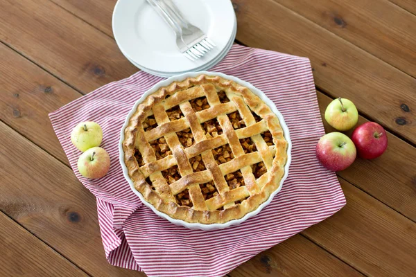 Tarte aux pommes dans un moule de cuisson sur une table en bois — Photo