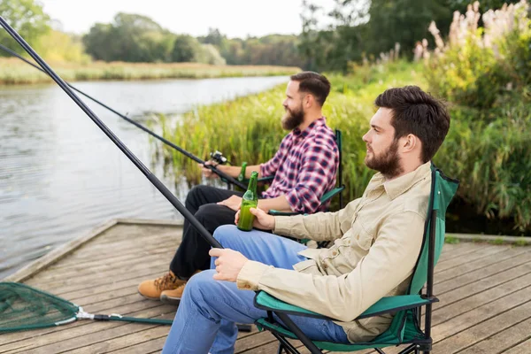 Amis masculins pêche et boire de la bière sur le lac — Photo