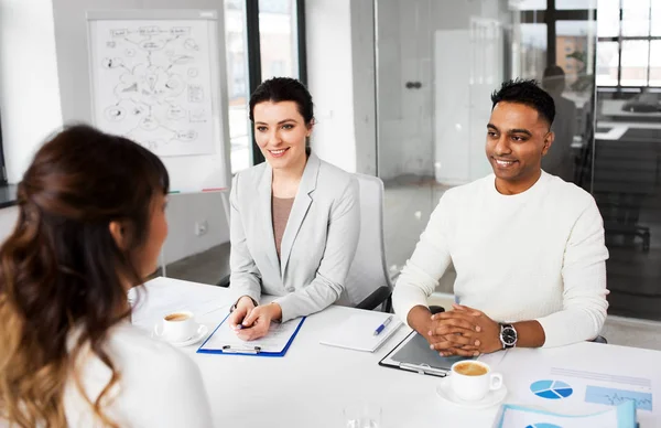 Recrutadores que têm entrevista de emprego com empregado — Fotografia de Stock