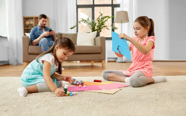 Hermanas felices haciendo artes y manualidades en casa —  Fotos de Stock