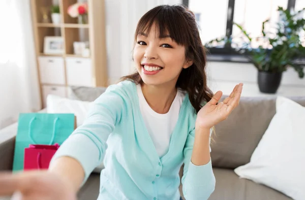 비디오를 찍거나 셀피를 찍고 있는 아시아 여성 블로거 — 스톡 사진