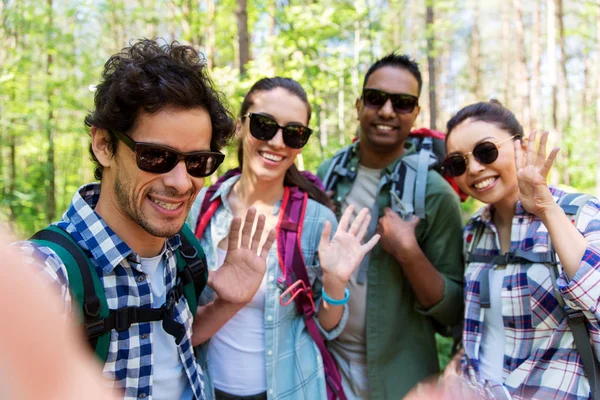 Amigos con mochilas senderismo y tomar selfie — Foto de Stock