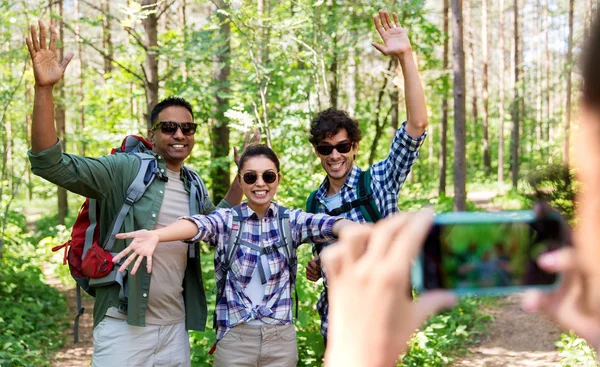 Amigos com mochilas sendo fotografadas em caminhada — Fotografia de Stock