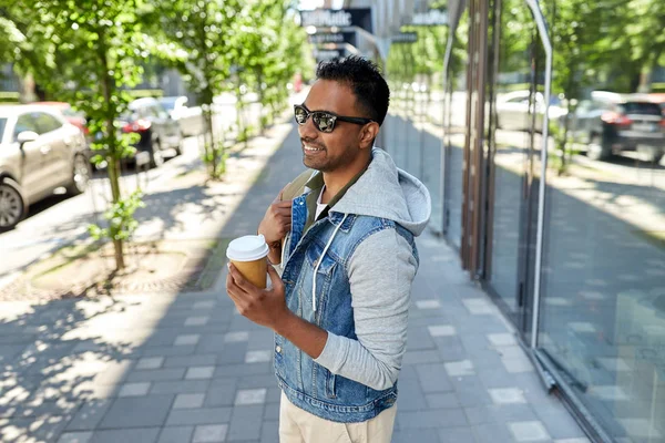 Hombre indio con bolsa y café para llevar en la ciudad — Foto de Stock