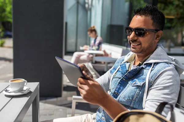 Mann mit Tablet-PC und Kaffee im Straßencafé — Stockfoto